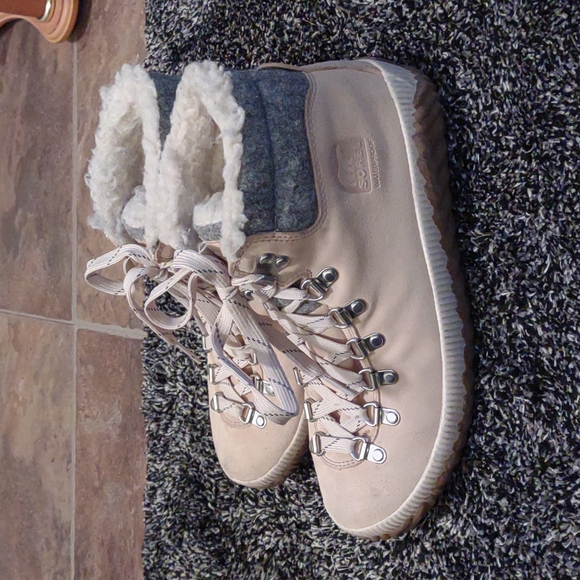 Sorel boots - Picture 2 of 5